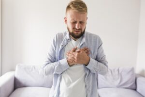 背中ニキビの原因は毛穴の詰まりにあるのか？